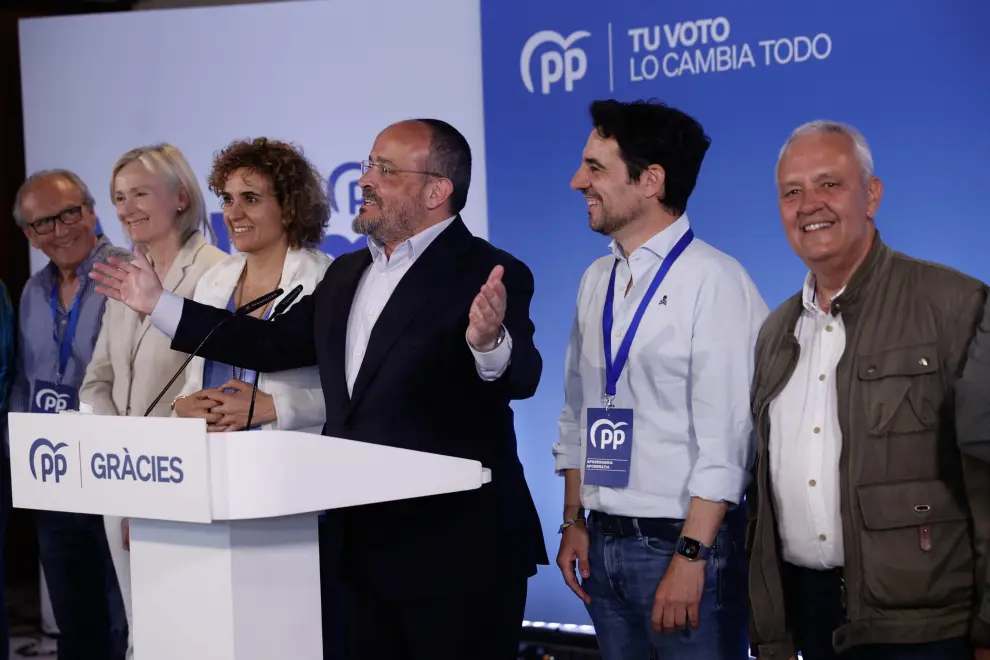El candidato del PP a la presidencia de la Generalitat, Alejandro Fernández (3d) y la cabeza de lista del Partido Popular para las elecciones europeas, Dolors Montserrat (3i), entre otros asistentes.