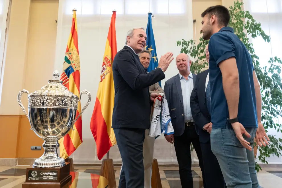 El presidente de Aragón, Jorge Azcón, recibe al quipo Wanapix Sala 10 tras logral el ascenso a la élite