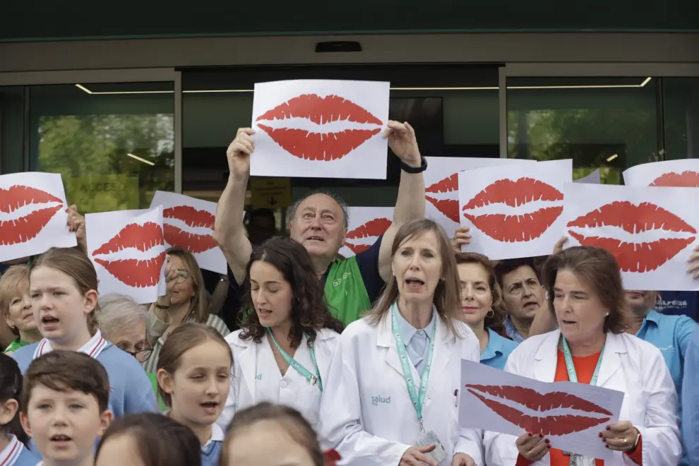 Lanzamientos de besos a las puertas de los hospitales