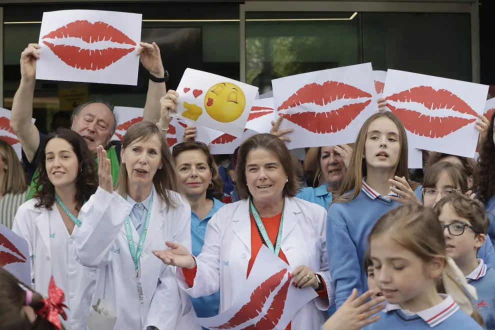 Lanzamientos de besos a las puertas de los hospitales
