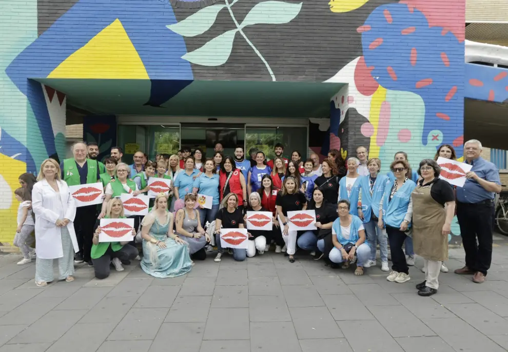 Lanzamientos de besos a las puertas de los hospitales