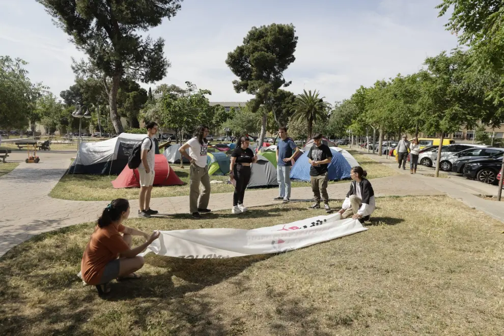 Tercer día de acampada propalestina en el campus de Zaragoza en fotos