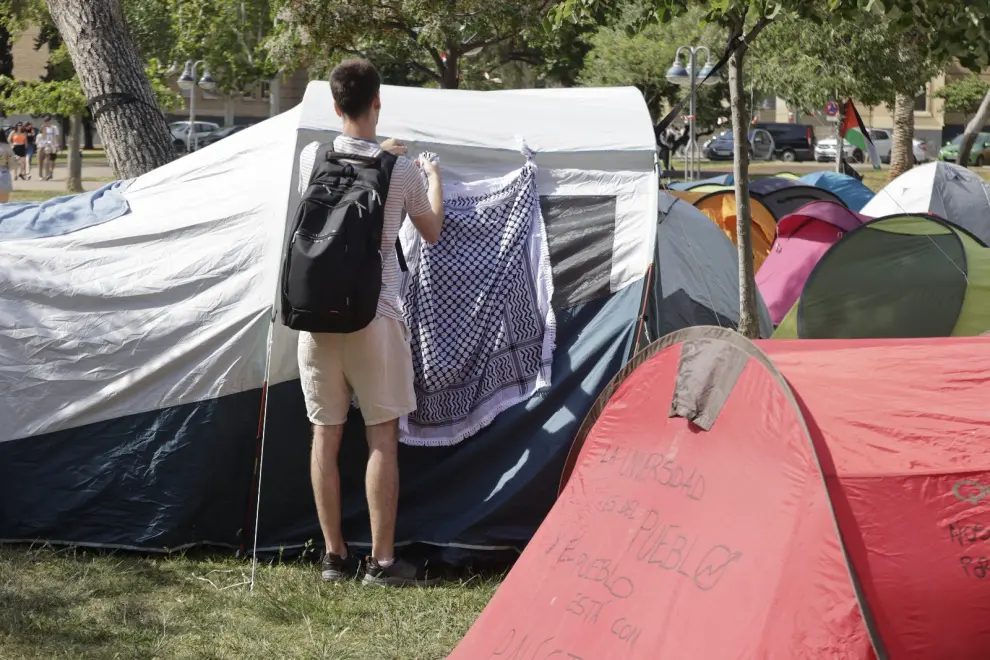 Tercer día de acampada propalestina en el campus de Zaragoza en fotos