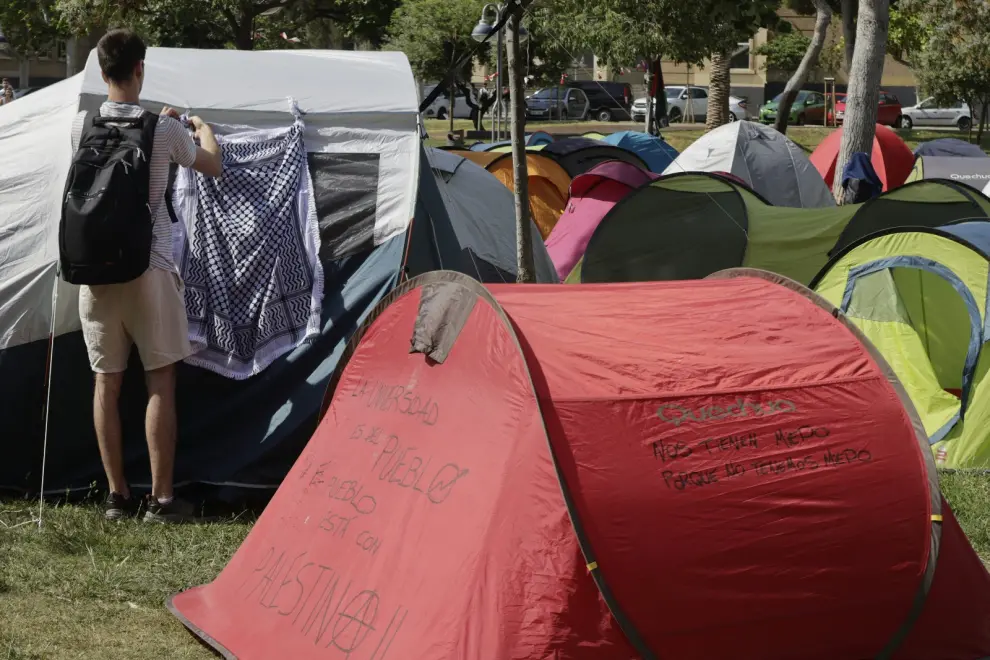 Tercer día de acampada propalestina en el campus de Zaragoza en fotos