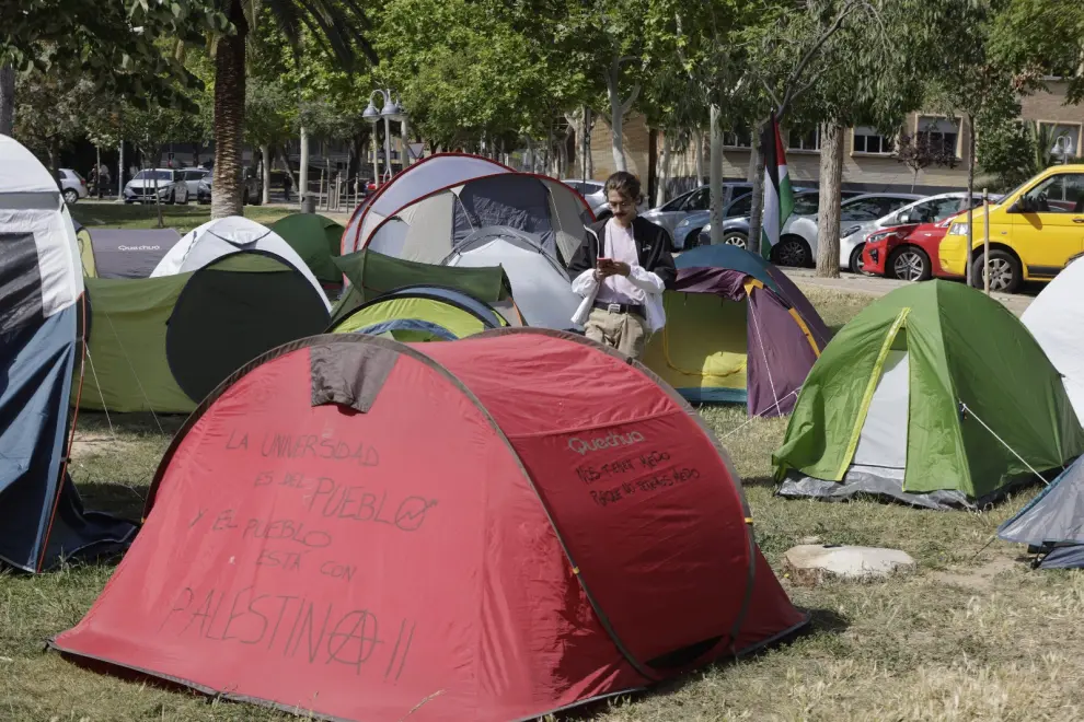 Tercer día de acampada propalestina en el campus de Zaragoza en fotos