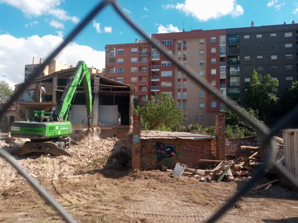 Las máquinas están derribando parte de la Torre Ramona.