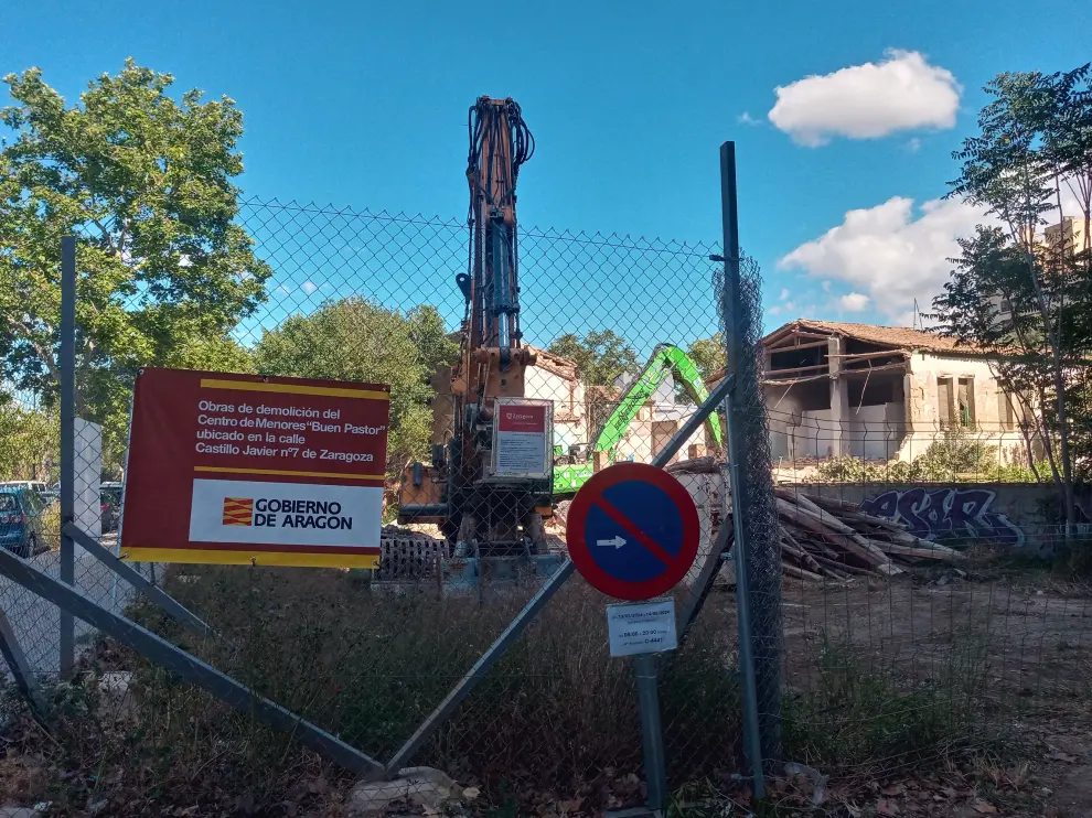 Las máquinas están derribando parte de la Torre Ramona.