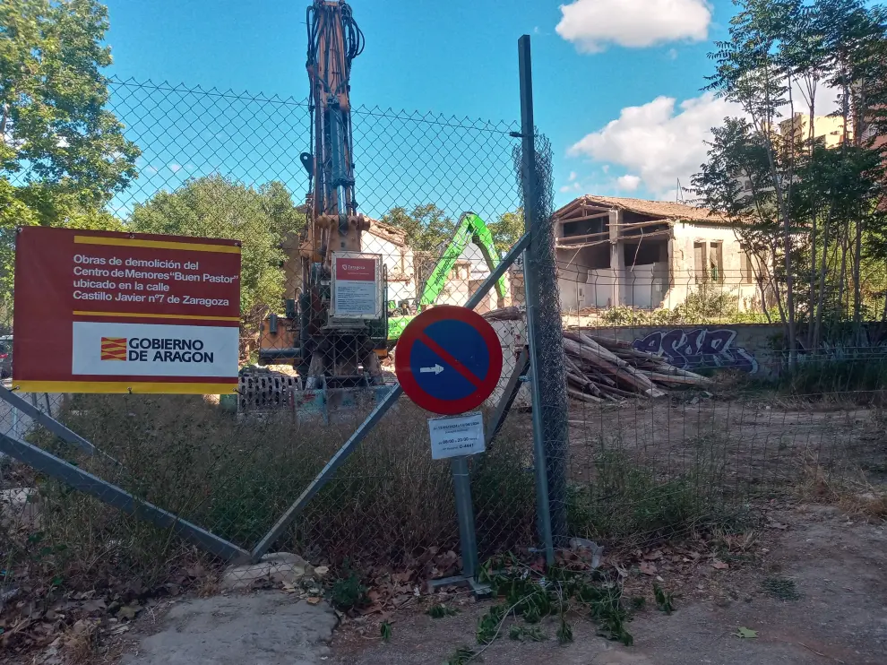 Las máquinas están derribando parte de la Torre Ramona.