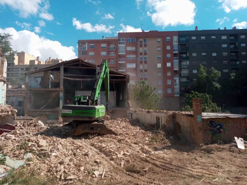 Las máquinas están derribando parte de la Torre Ramona.