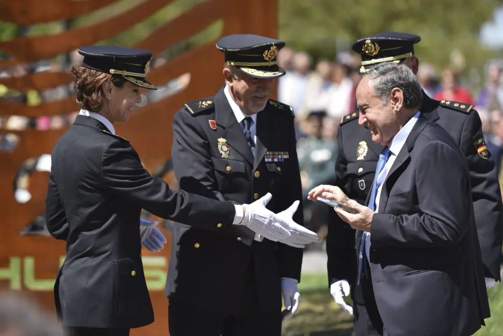 El Ayuntamiento de Huesca y la Diputación Provincial han sufragado el coste de esta escultura en acero, obra de César Pueyo Tresaco, que conmemora el bicentenario de la Policía Nacional.