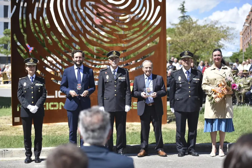 El Ayuntamiento de Huesca y la Diputación Provincial han sufragado el coste de esta escultura en acero, obra de César Pueyo Tresaco, que conmemora el bicentenario de la Policía Nacional.