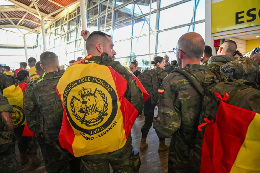 Despedida de los militares de la Brigada Aragón I, que parte hacia el Líbano, en el aeropuerto de Zaragoza