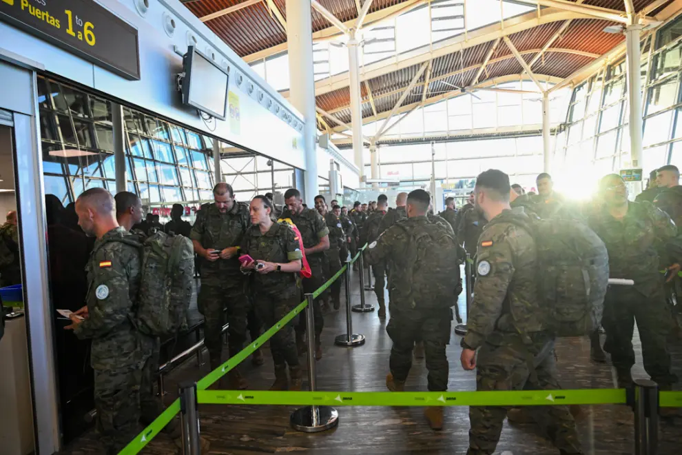 Despedida de los militares de la Brigada Aragón I, que parte hacia el Líbano, en el aeropuerto de Zaragoza