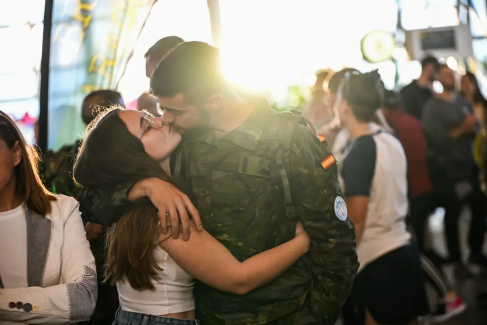 Despedida de los militares de la Brigada Aragón I, que parte hacia el Líbano, en el aeropuerto de Zaragoza