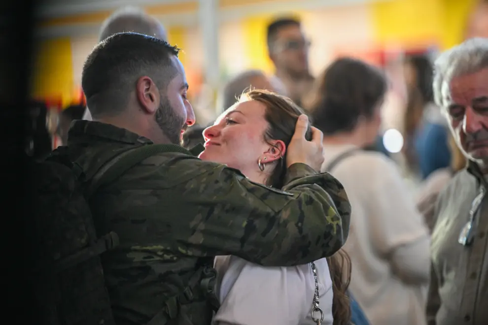 Despedida de los militares de la Brigada Aragón I, que parte hacia el Líbano, en el aeropuerto de Zaragoza