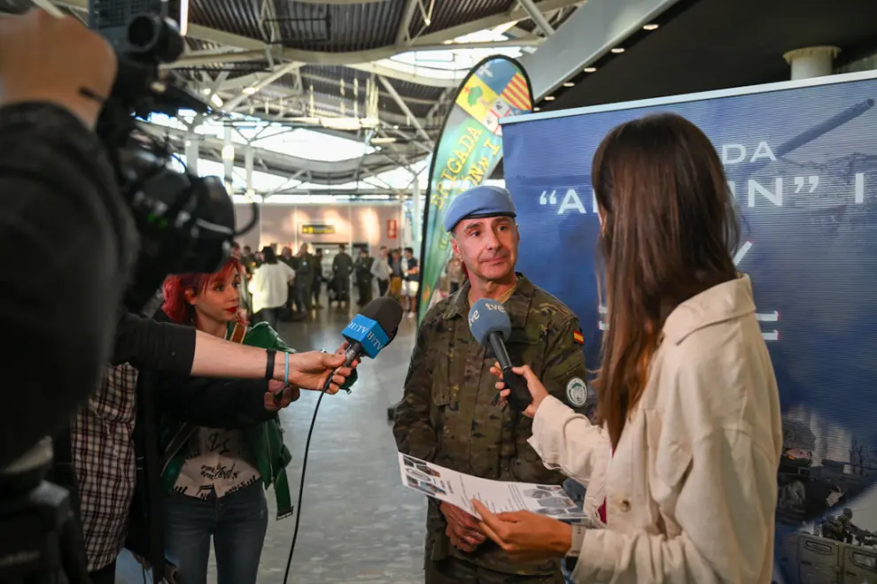 Despedida de los militares de la Brigada Aragón I, que parte hacia el Líbano, en el aeropuerto de Zaragoza