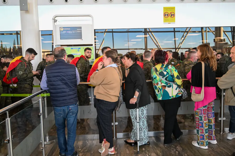 Despedida de los militares de la Brigada Aragón I, que parte hacia el Líbano, en el aeropuerto de Zaragoza