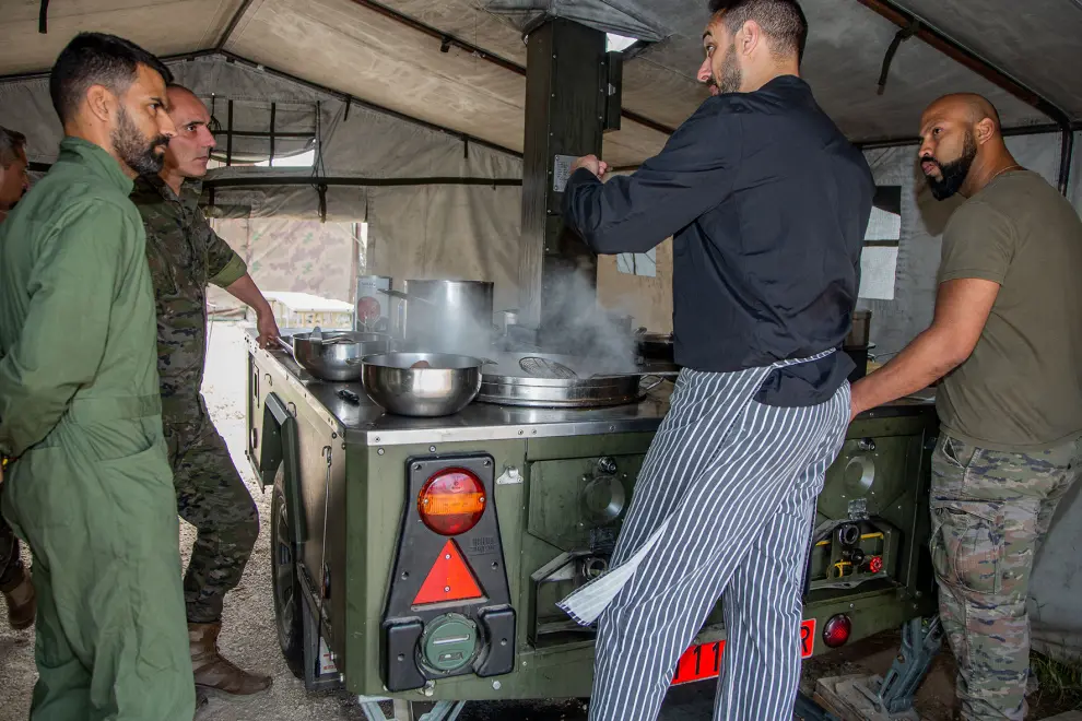 Jornadas de cocina de campaña con militares en Calatayud.