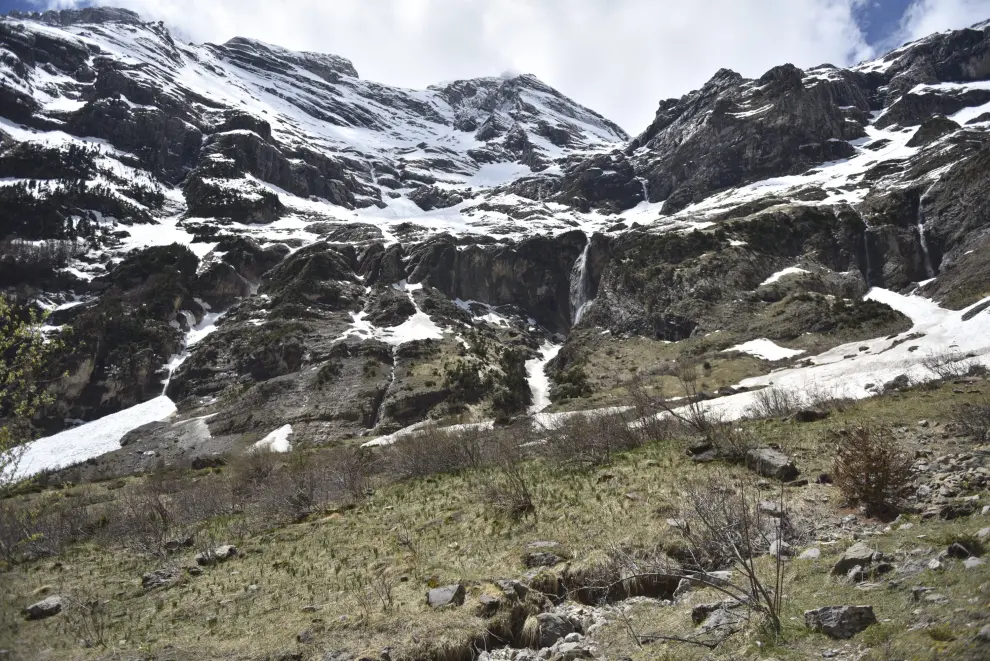 Imágenes de la cabecera del valle de Pineta, aún cubierta de nieve.