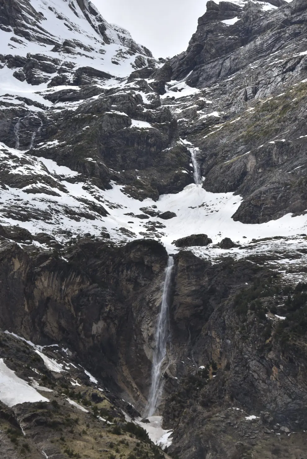 Imágenes de la cabecera del valle de Pineta, aún cubierta de nieve.