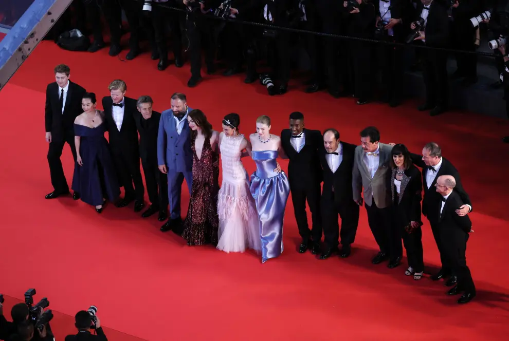 Cannes (France), 17/05/2024.- (L-R) Actors Joe Alwyn, Hong Chau, Jesse Plemons, Willem Dafoe, Greek director Yorgos Lanthimos, actors Emma Stone, Margaret Qualley, Hunter Schafer, Mamoudou Athie, Yorgos Stefanakos, screenwriter Efthimis Filippou, and producers Kasia Malipan, Andrew Lowe, and Ed Guiney pose on the red carpet at the premiere of 'Kinds of Kindness' during the 77th annual Cannes Film Festival, in Cannes, France, 17 May 2024. The movie is presented in competition of the festival which runs from 14 to 25 May 2024. (Cine, Francia) EFE/EPA/ANDRE PAIN / POOL
