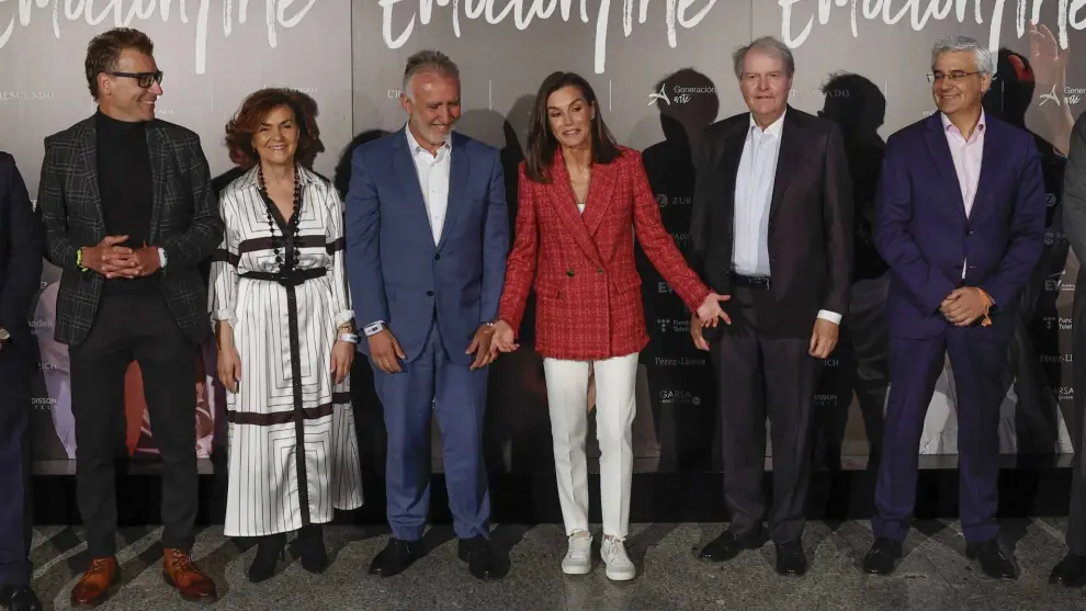 La reina Letizia posa junto Víctor Torres y Carmen Calvo antes del comienzo del concierto EmociónArte en Madrid