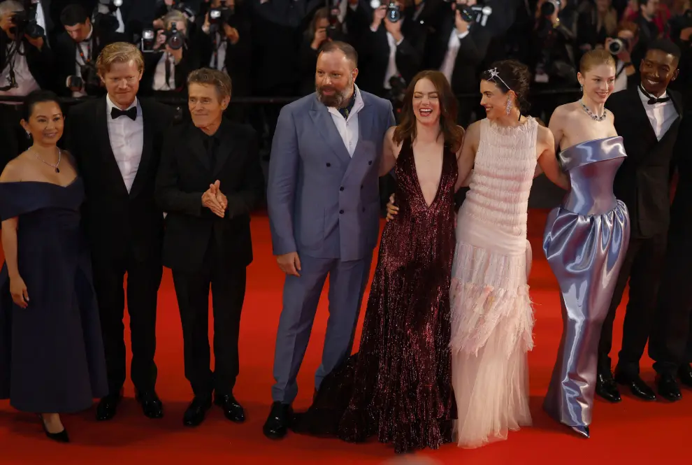 Director Yorgos Lanthimos, cast members Hong Chau, Willem Dafoe, Emma Stone, Jesse Plemons, Mamoudou Athie, Hunter Schafer and Margaret Qualley leave following the screening of the film Kinds of Kindness in competition at the 77th Cannes Film Festival in Cannes, France, May 17, 2024. REUTERS/Clodagh Kilcoyne [[[REUTERS VOCENTO]]]