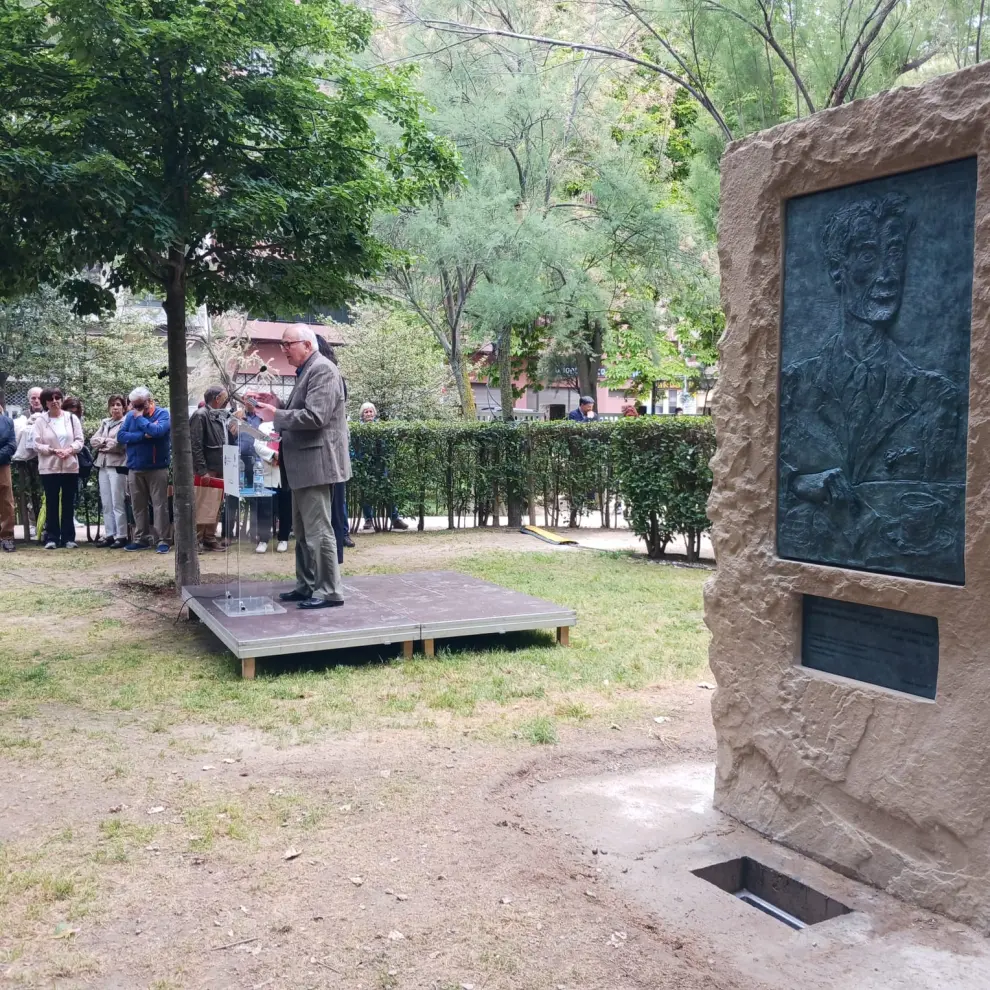 Una escultura recuerda desde hoy al novelista en el Parque Miguel Servet.
