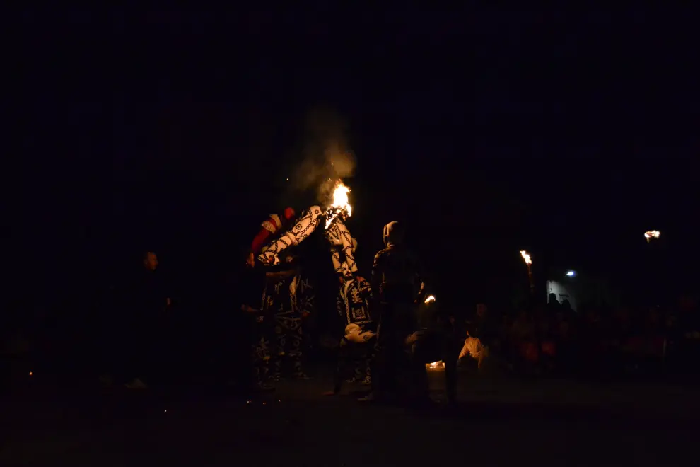 Centenares de personas, entre vecinos y visitantes, se agolparon en la plaza de la Villa para disfrutar de la atmósfera mágica que crean el fuego y la música.