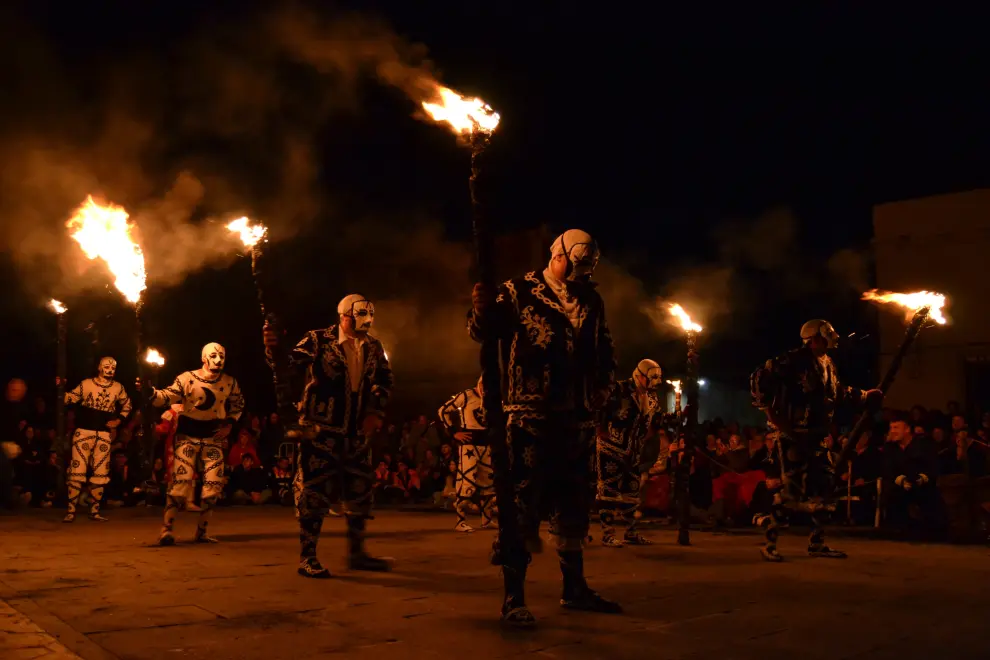 Centenares de personas, entre vecinos y visitantes, se agolparon en la plaza de la Villa para disfrutar de la atmósfera mágica que crean el fuego y la música.