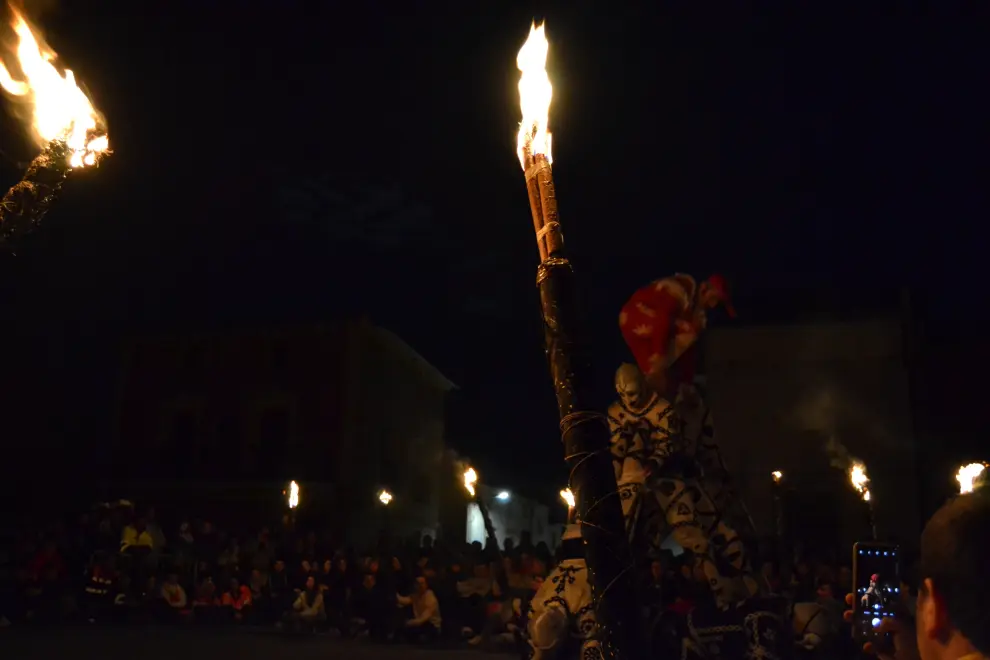 Centenares de personas, entre vecinos y visitantes, se agolparon en la plaza de la Villa para disfrutar de la atmósfera mágica que crean el fuego y la música.