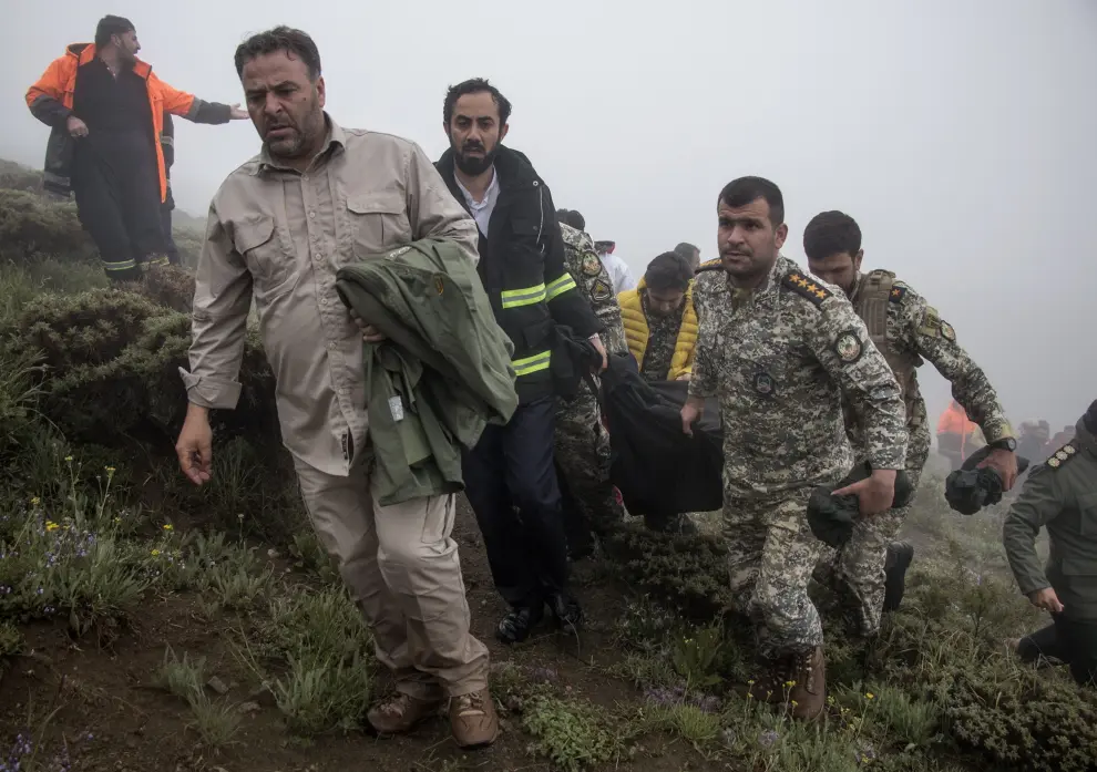 El equipo de rescate trabaja tras el accidente de un helicóptero que transportaba al presidente iraní, Ebrahim Raisi, en Varzaqan, provincia de Azerbaiyán Oriental