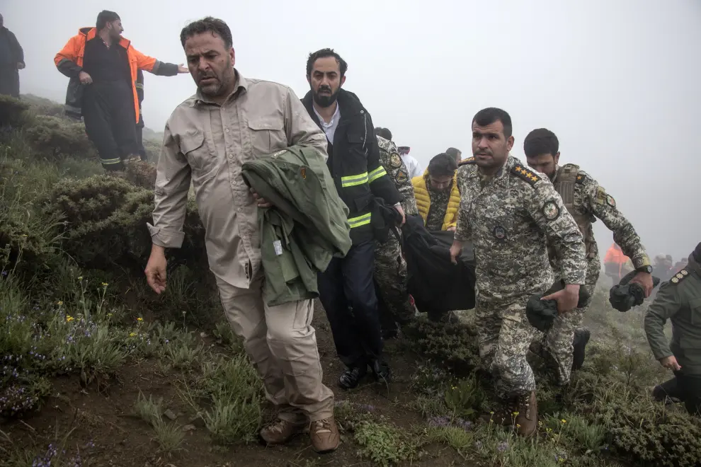El equipo de rescate transporta un cuerpo tras el accidente de un helicóptero que transportaba al presidente iraní, Ebrahim Raisi, en Varzaqan, provincia de Azerbaiyán Oriental