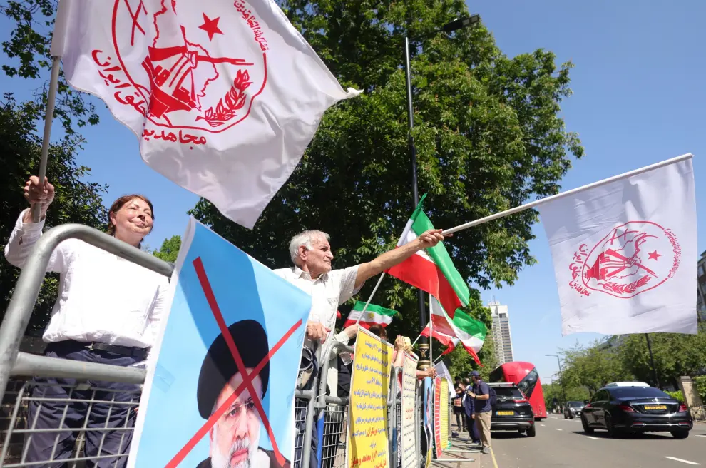 Manifestantes del grupo antigubernamental Consejo Nacional de Resistencia de Irán reaccionan frente a la Embajada en Londres, tras la muerte de Ebrahim Raisi