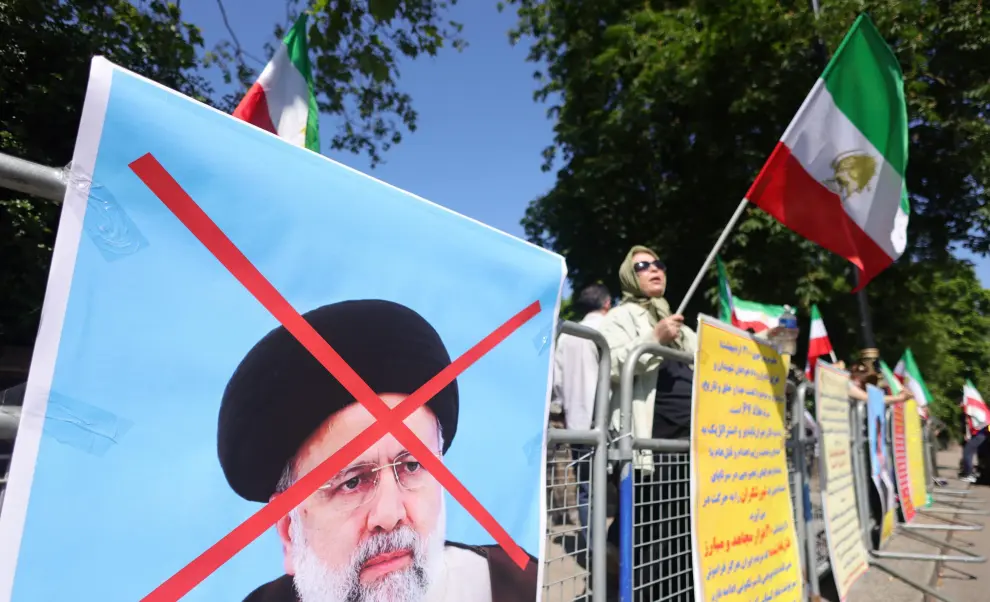 Manifestantes del grupo antigubernamental Consejo Nacional de Resistencia de Irán reaccionan frente a la Embajada en Londres, tras la muerte de Ebrahim Raisi