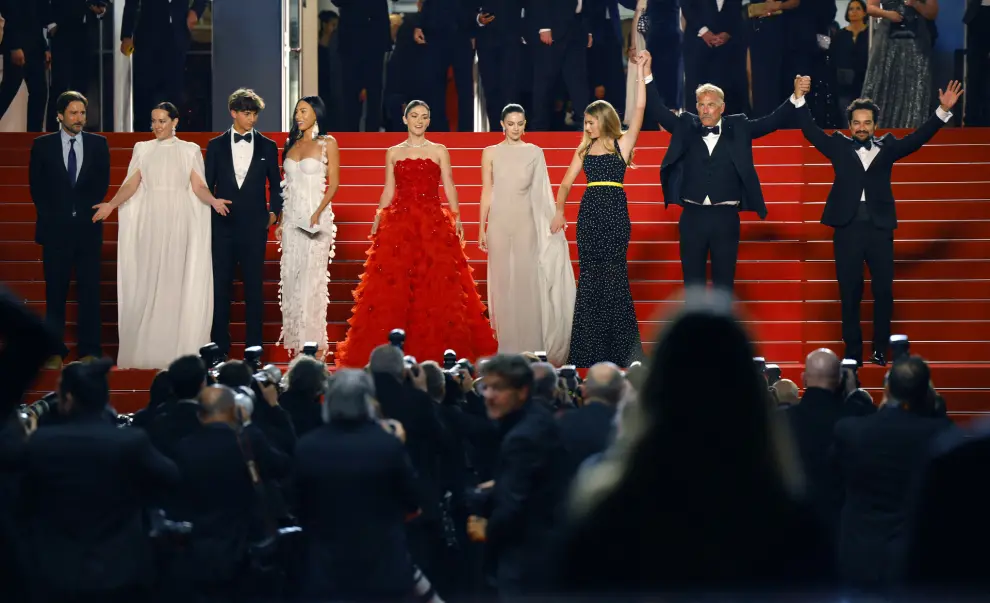 Director Kevin Costner, Hayes Costner and cast members Luke Wilson, Isabelle Fuhrman, Georgia MacPhail, Jena Malone, Ella Hunt, and Wase Chief pose on the red carpet as they leave following the screening of the film Horizon [[[REUTERS VOCENTO]]]