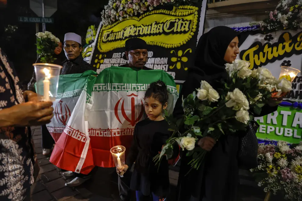 Velas y flores durante una vigilia frente a la embajada de Irán tras la muerte del Presidente de Irán Raisi y el Ministro de Asuntos Exteriores Amir-Abdollahian