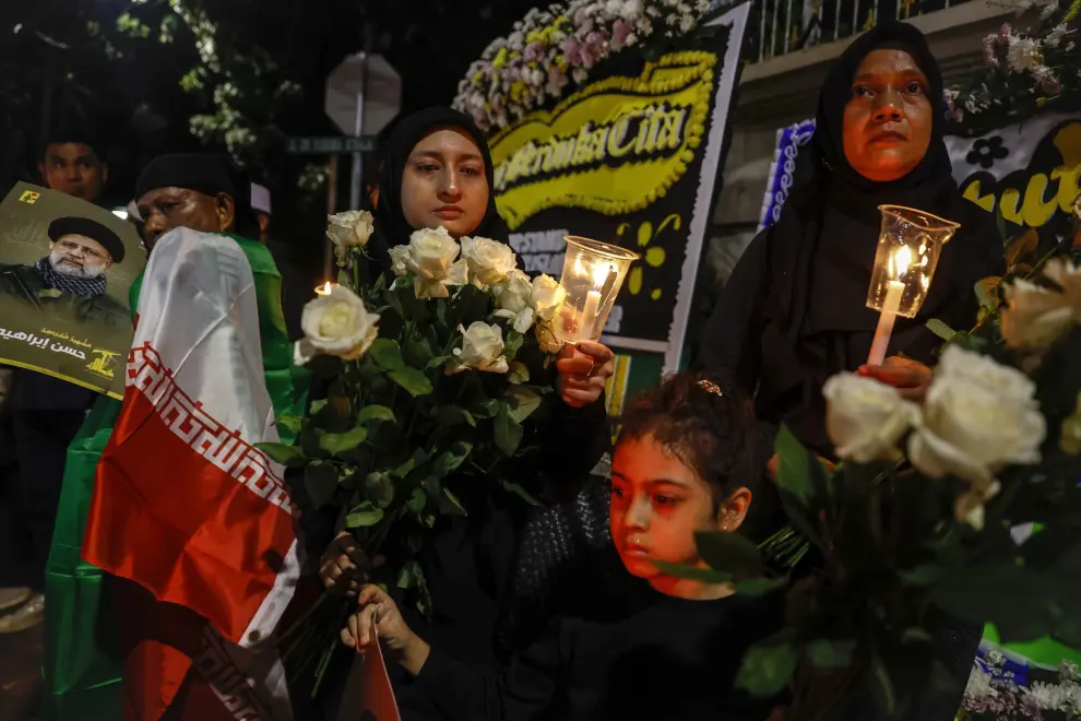 Velas y flores durante una vigilia frente a la embajada de Irán tras la muerte del Presidente de Irán Raisi y el Ministro de Asuntos Exteriores Amir-Abdollahian