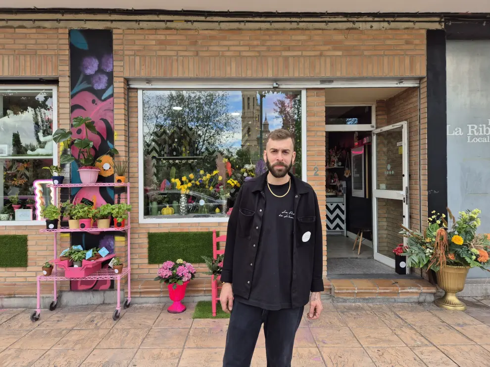 Nacho Carbonell está al frente de La Fleur De L'Homme, la nueva floristería en el Arrabal de Zaragoza