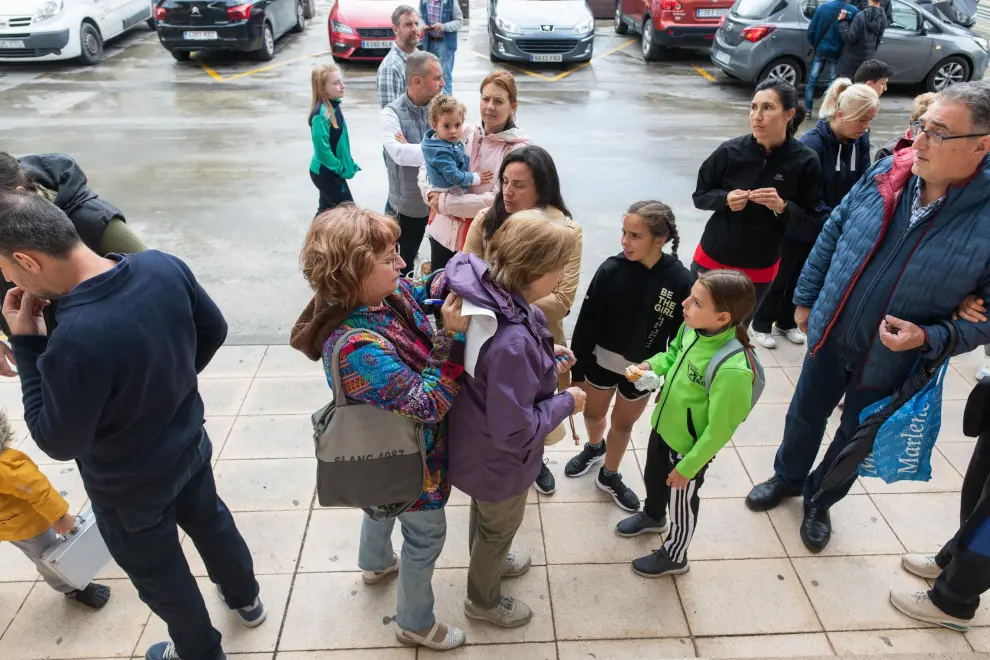 Decenas de personas se han concentrado este martes frente al consultorio para exigir la reapertura del punto de atención continuada de Cuarte.