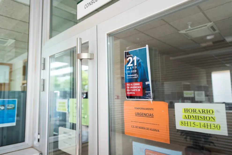 Decenas de personas se han concentrado este martes frente al consultorio para exigir la reapertura del punto de atención continuada de Cuarte.