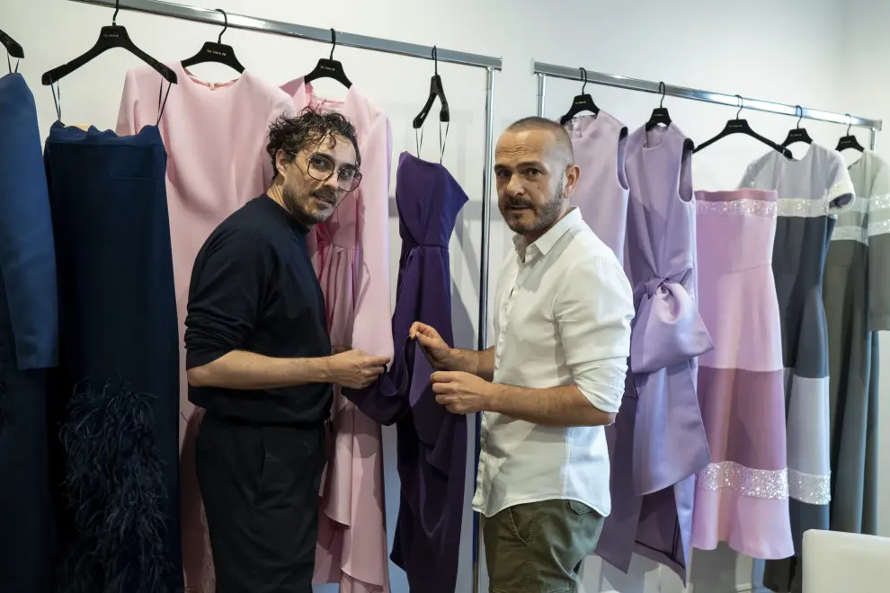 El aragonés Antonio Burillo (izquierda), y Juan Carlos Hernández, los creativos de la firma The 2nd Skin Co., presentan su próxima colección otoño-invierno 2024-25