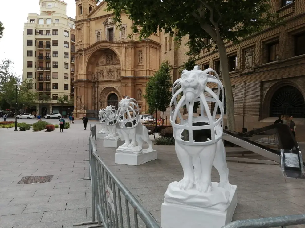 Esculturas de leones en la plaza de Santa Engracia en el Zaragoza Florece.
