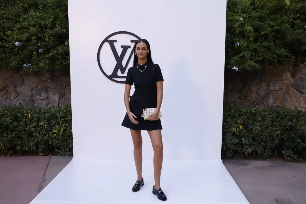 La influencer Victoria Federic posa en el desfile de Louis Vuitton, en el Park Güell de Barcelona