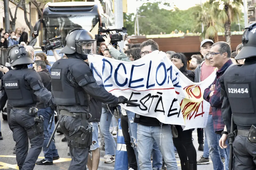 Los Mossos desquadra cargan contra los manifestantes durante una concentración contra el desfile de Louis Vuitton, en Rambla Mercedes en Barcelona