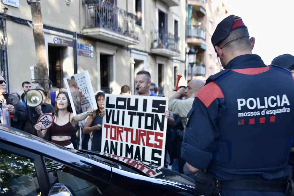Los Mossos cargan contra los manifestantes durante una concentración contra el desfile de Louis Vuitton, en Rambla Mercedes en Barcelona