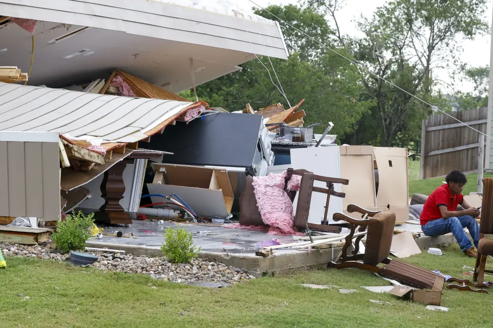 Un tornado destroza numerosas viviendas en la ciudad de Temple (Texas) en Estados Unidos este miércoles.