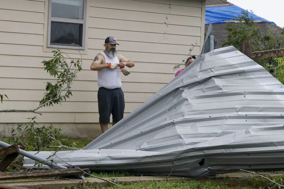 Un tornado destroza numerosas viviendas en la ciudad de Temple (Texas) en Estados Unidos este miércoles.