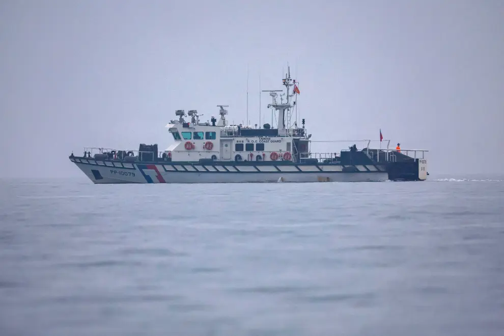 Un buque de la Guardia Costera de Taiwán patrulla a lo largo del paso acuático Kinmen-Xiamen, cerca de la frontera marítima entre Taiwán y China