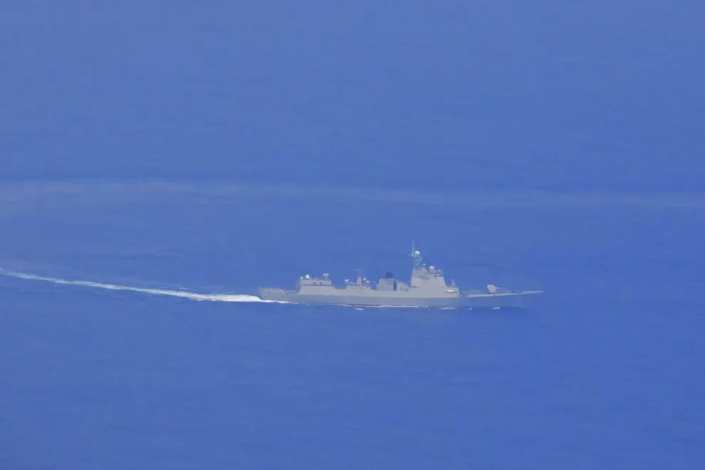 Fotografía proporcionada por el Ministerio de Defensa Nacional de Taiwán el 24 de mayo de 2024, muestra el destructor de misiles guiados Luyang III de China se mueve en un lugar no revelado alrededor de las aguas de Taiwán